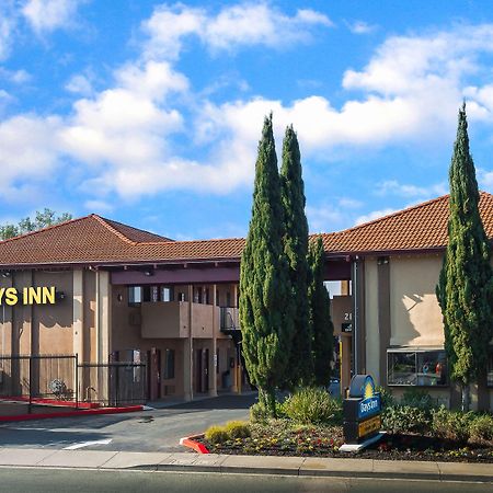 Days Inn By Wyndham Pinole Berkeley מראה חיצוני תמונה