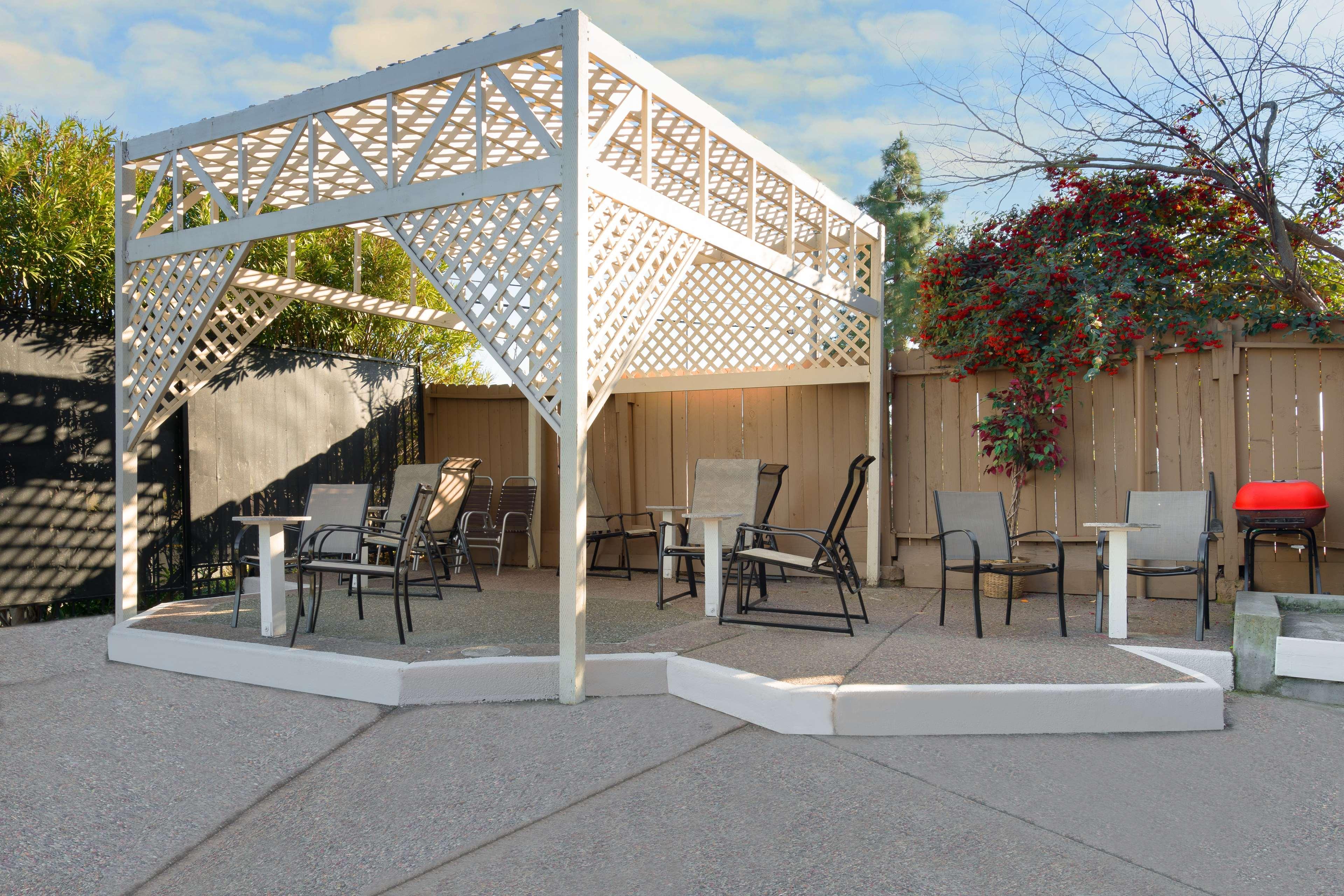 Days Inn By Wyndham Pinole Berkeley מראה חיצוני תמונה