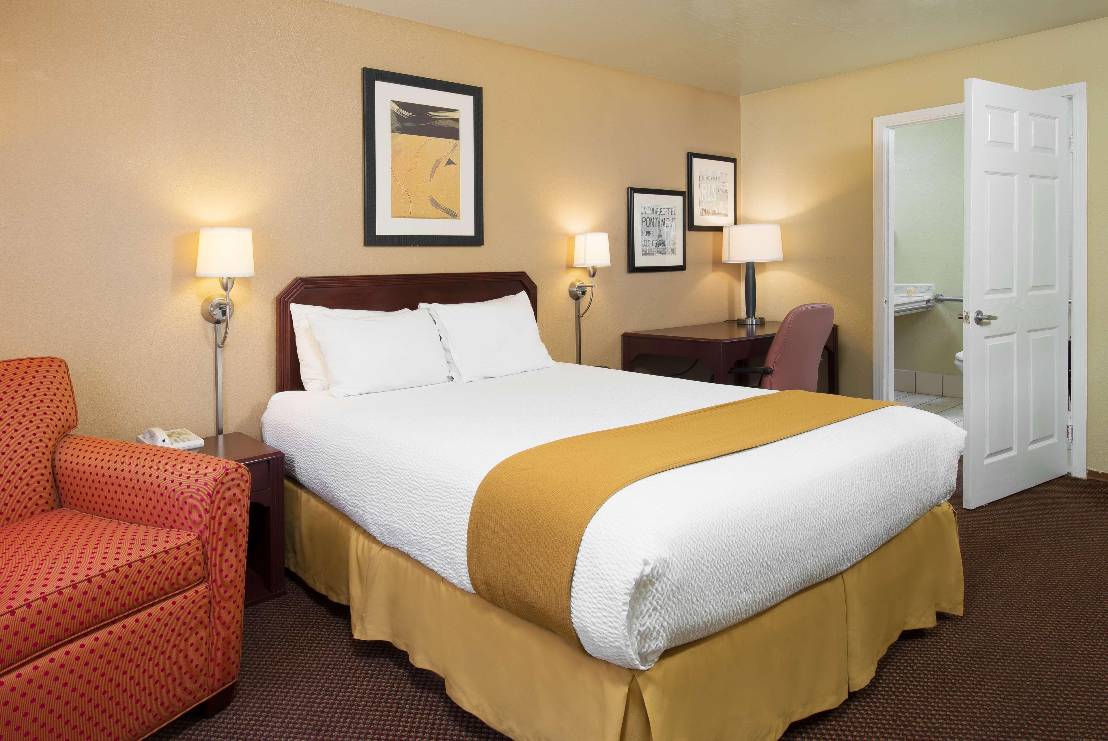 Days Inn By Wyndham Pinole Berkeley מראה חיצוני תמונה