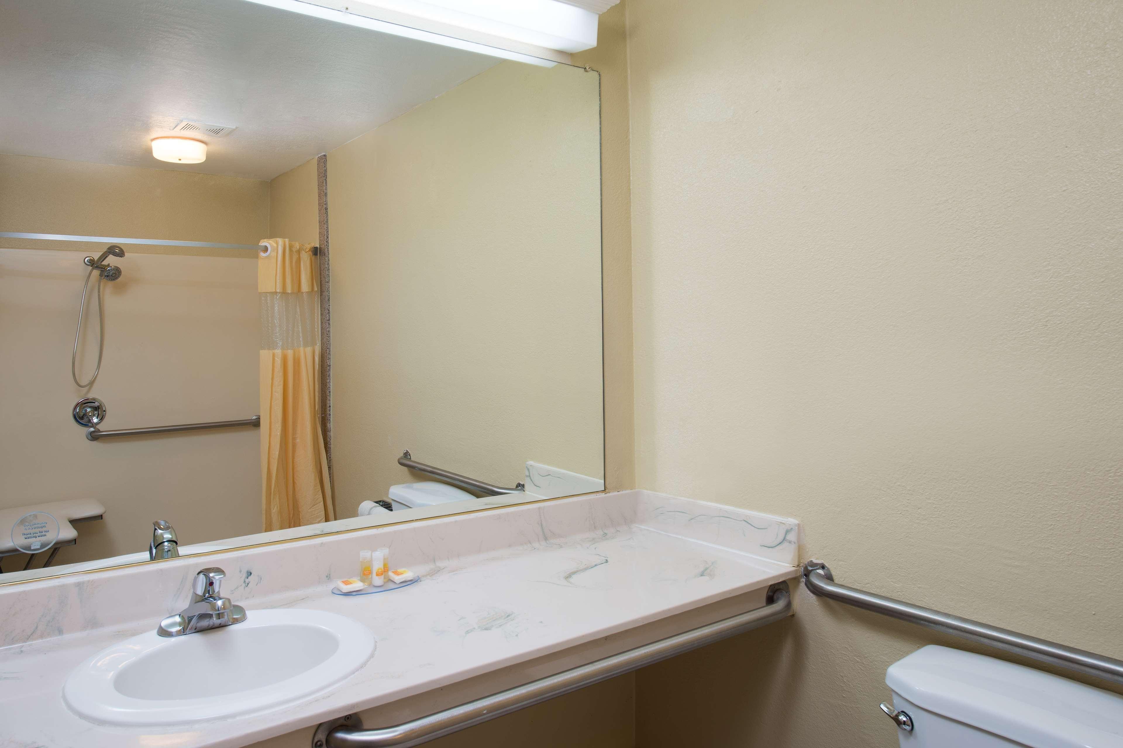 Days Inn By Wyndham Pinole Berkeley מראה חיצוני תמונה