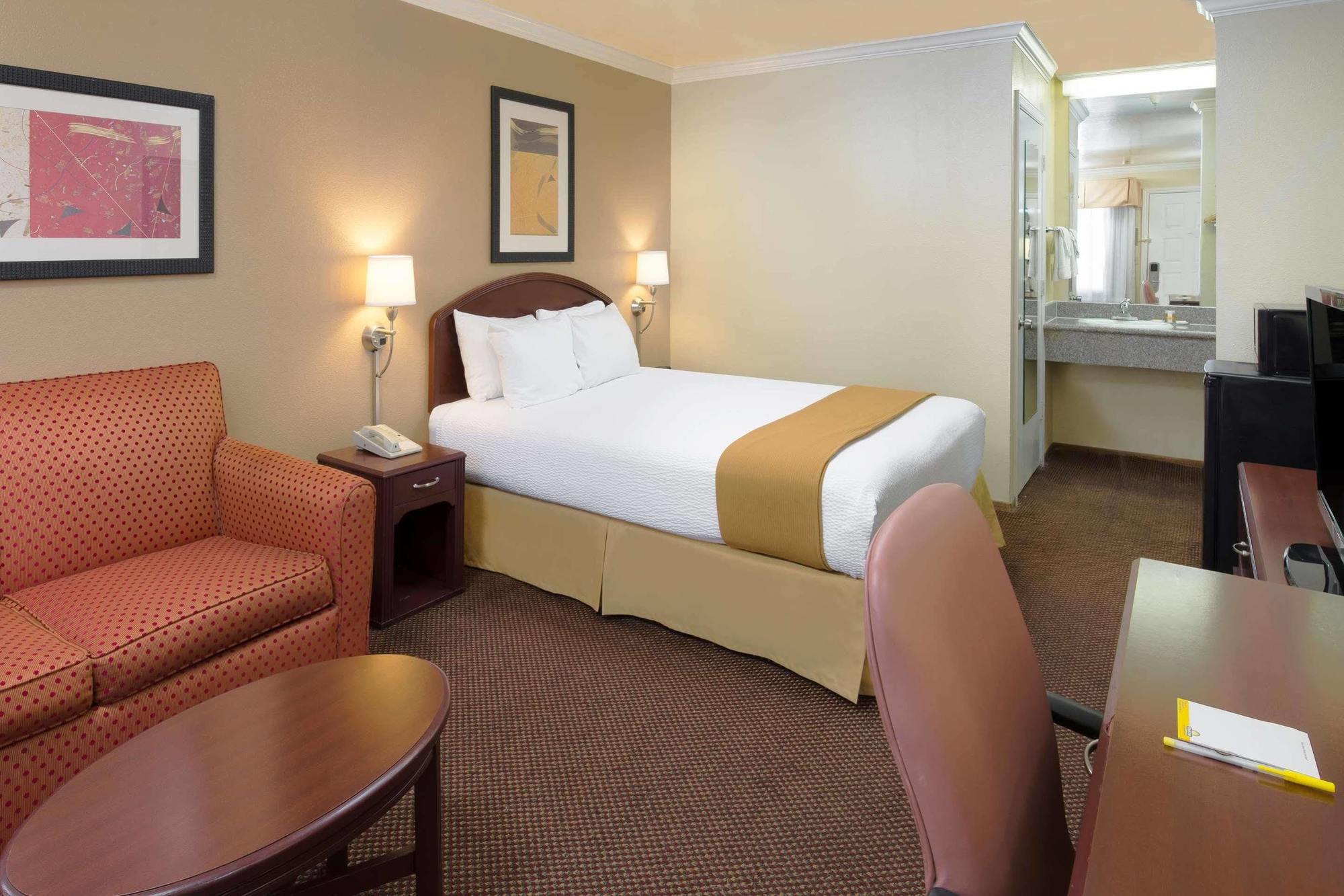 Days Inn By Wyndham Pinole Berkeley מראה חיצוני תמונה