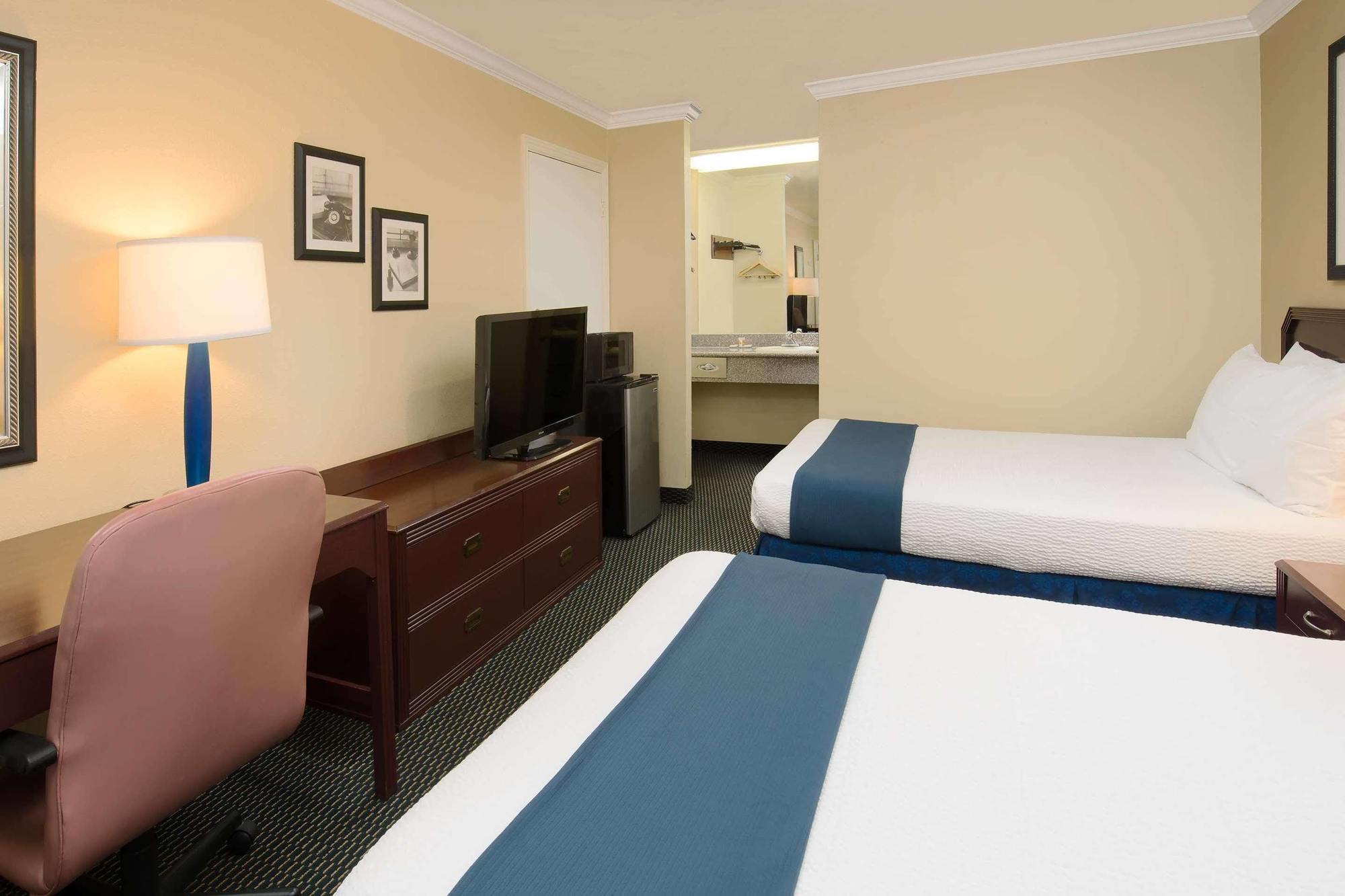 Days Inn By Wyndham Pinole Berkeley מראה חיצוני תמונה